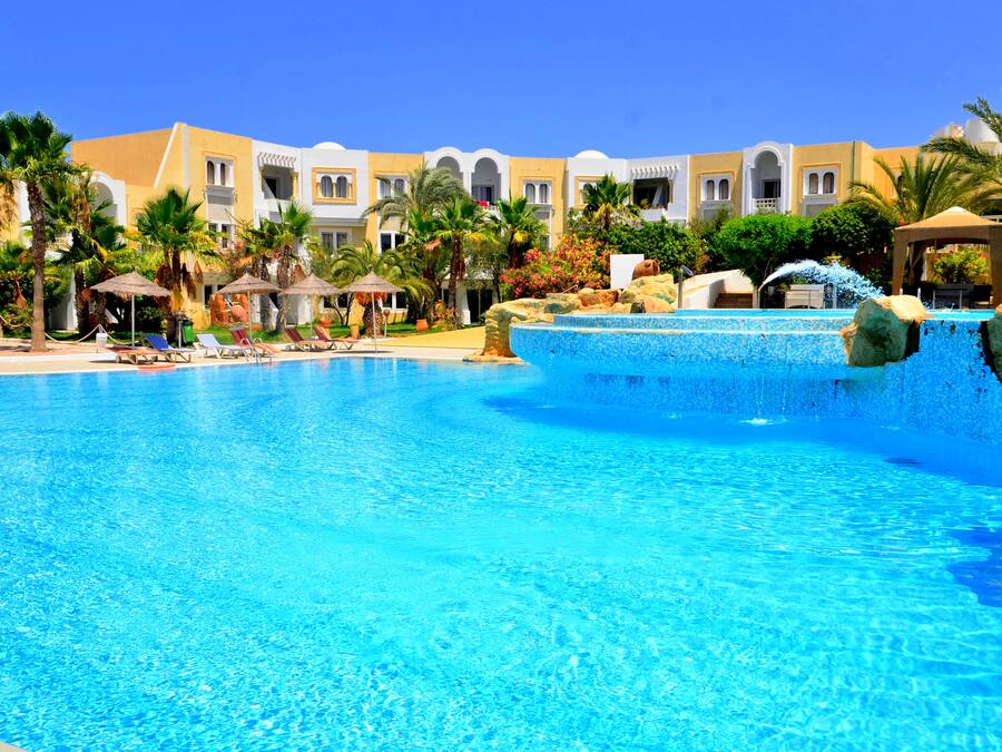 Indoor pool, 2 outdoor pools