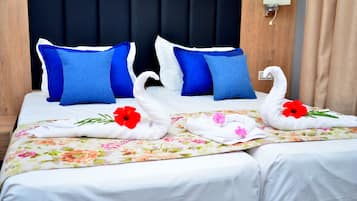 Habitación doble superior, balcón, vista a la alberca | Servicio a la habitación