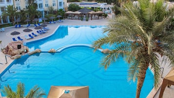 Una piscina cubierta, 2 piscinas al aire libre