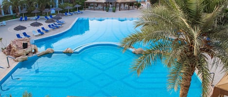Piscine couverte, 2 piscines extérieures