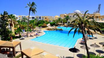 Indoor pool, 2 outdoor pools
