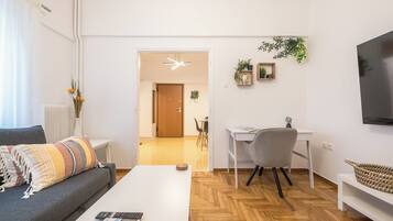 Appartement Confort, vue sur la ville | Aire de séjour | Téléviseur à écran plat