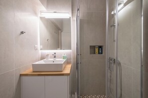 Comfort Apartment, City View | Bathroom | Free toiletries, towels, soap, shampoo - The Business Suite by Cloudkeys (Athens)