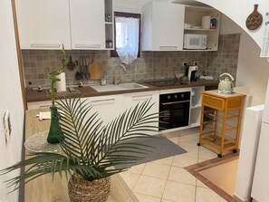 Micro-ondes, four, plaque de cuisson, lave-vaisselle