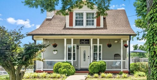 The Bell House - Contemporary Comfort Near Wards Road with a Luxurious Hot Tub!