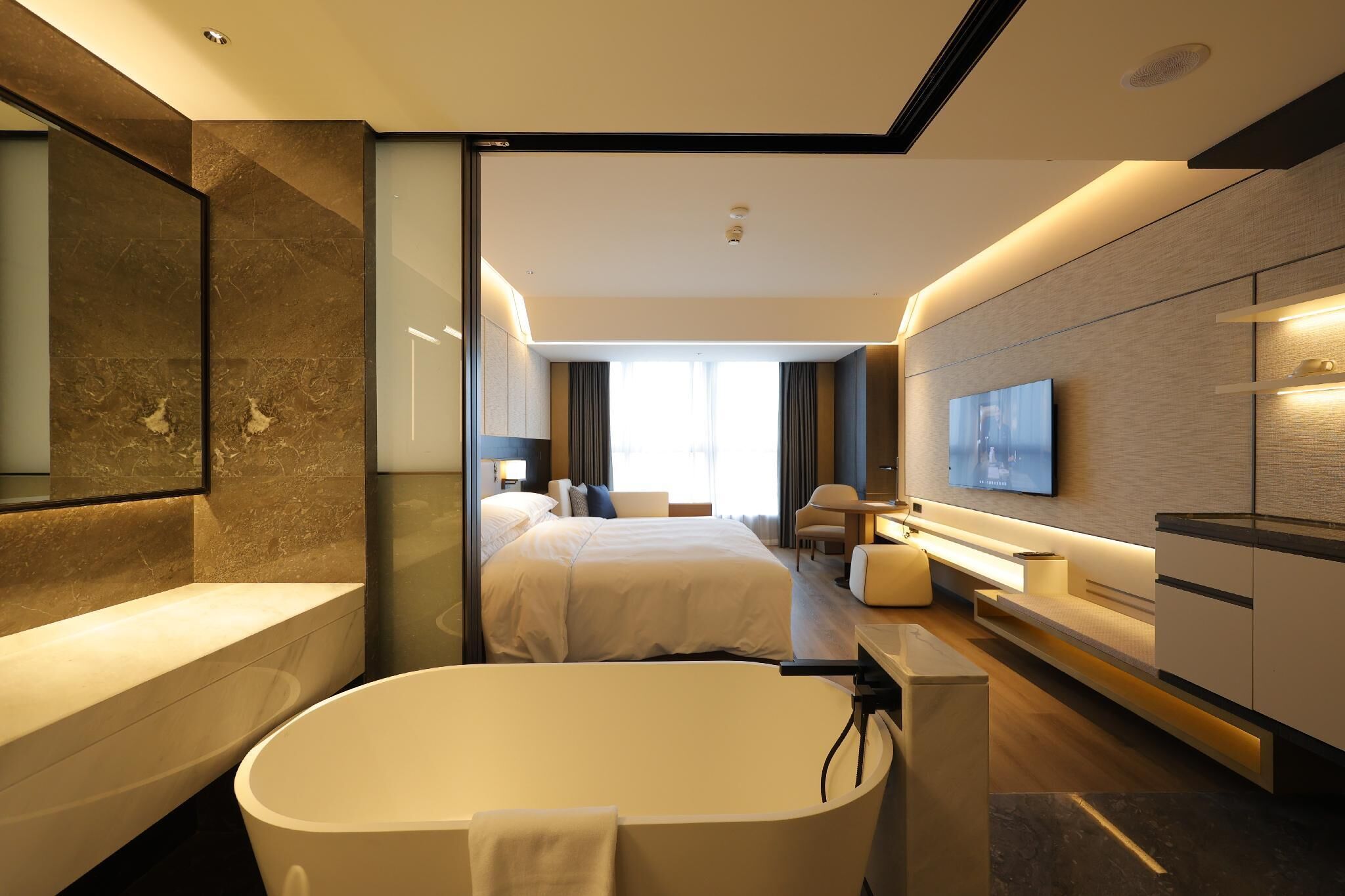 Deluxe Room, 1 King Bed, City View | Down comforters, free minibar, in-room safe, desk