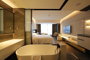 豪華客房, 1 張特大雙人床, 城市景 | 羽絨被、迷你吧贈品、房內夾萬、書桌