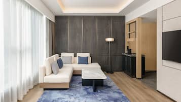 Suite – deluxe, 1 soverom | Oppholdsområde | En 55-tommers LCD-TV med kabel-kanaler