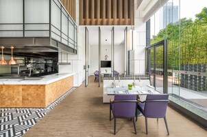 Cafetera expreso, tetera/pava eléctrica, mesa de comedor