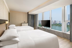 Deluxe-Zimmer, 2 Doppelbetten, Seeblick | Daunenbettdecken, kostenlose Minibar, Zimmersafe, Schreibtisch