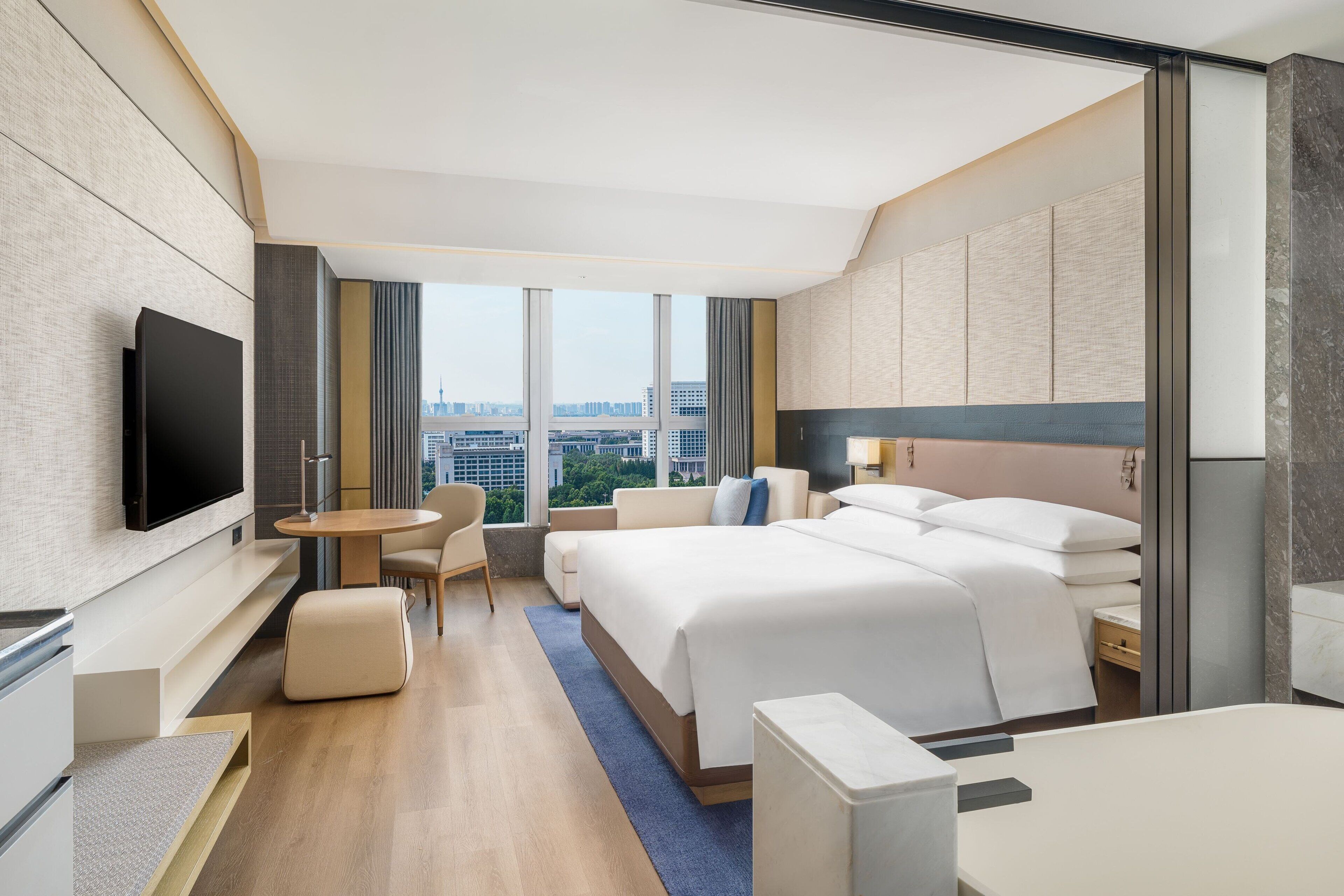 Cubrecamas y minibar con artículos gratuitos 