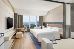 Club Room, 1 King Bed, City View | Down duvets, free minibar, in-room safe, desk - Luoyang Marriott Hotel (Luoyang)