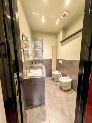 Dusche, Haartrockner, Bidet, Handtücher