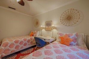 3 bedrooms, desk, iron/ironing board, free WiFi - Sleeps 6-3BR-2BA- Heated pool (Cape Coral)