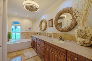 Dusj, hårføner og håndklær