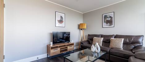 Uydu yayını kanalları bulunan 37 inç akıllı televizyon, Netflix