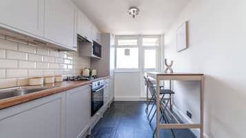 Een koelkast, een magnetron, een oven, een kookplaat