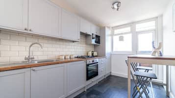 Een koelkast, een magnetron, een oven, een kookplaat