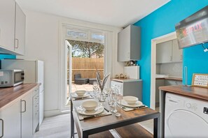 House | Private kitchen | Fridge, microwave, oven, stovetop - Family London Luxe House With 4 Bedrooms (London)