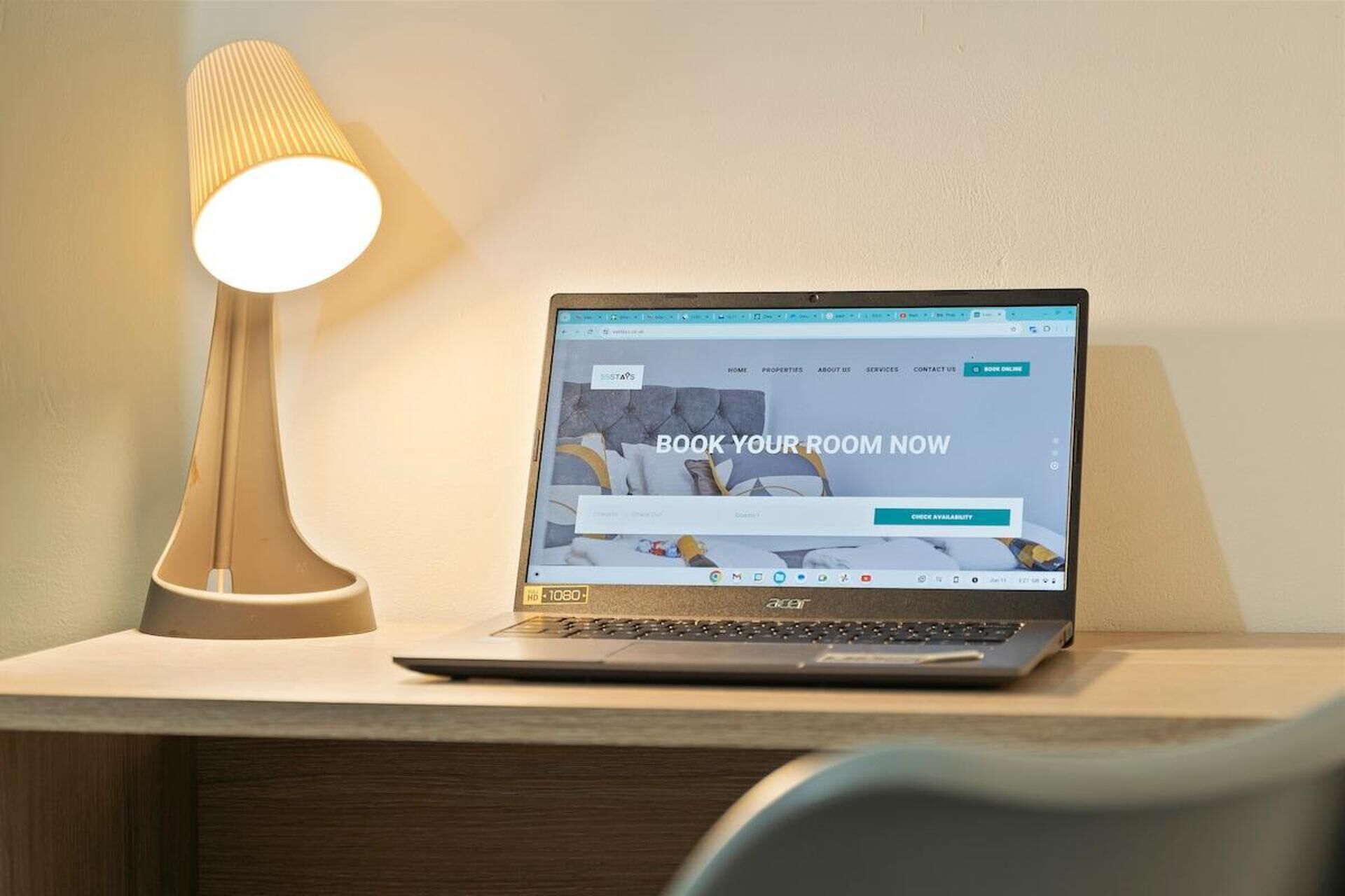 Un ordinateur portable est posé sur un bureau, et un site web est ouvert, affichant une option de réservation.