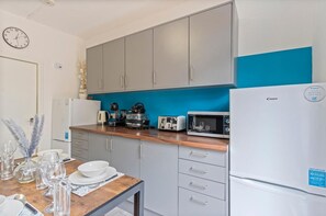 Hus | Eget kjøkken | Kjøleskap, mikrobølgeovn, ovn og kokeplater