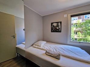 2 chambres, bureau, fer et planche à repasser, lit de bébé portatif