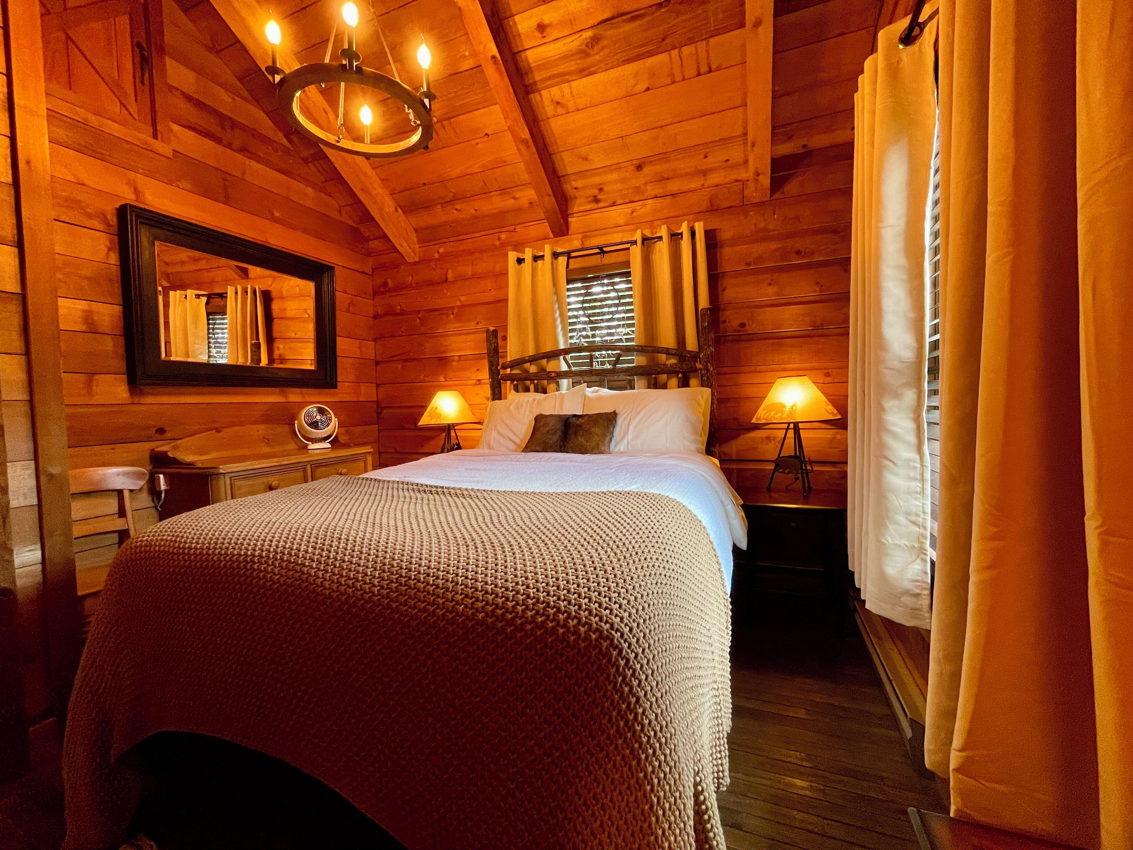 2 habitaciones, escritorio y tabla de planchar con plancha 