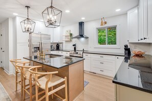 冷蔵庫、電子レンジ、オーブン、コンロ