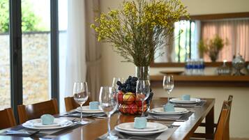 Tradisjonell villa, 4 soverom, hageutsikt | Spisestue