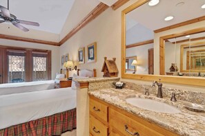 4 bedrooms, desk, iron/ironing board, travel cot - The Charter at Beaver Creek F3505 (Beaver Creek)