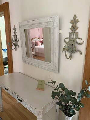 3 bedrooms, desk, WiFi, bed sheets