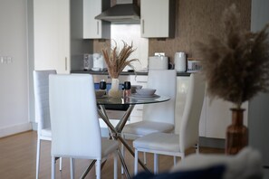 Leilighet | Eget kjøkken | Kjøleskap, mikrobølgeovn, ovn og kokeplater