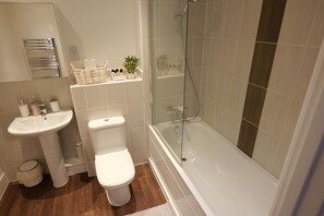 Apartamento | Banheiro | Chuveiro/banheira combinados, banheira de imersão, secador de cabelo 