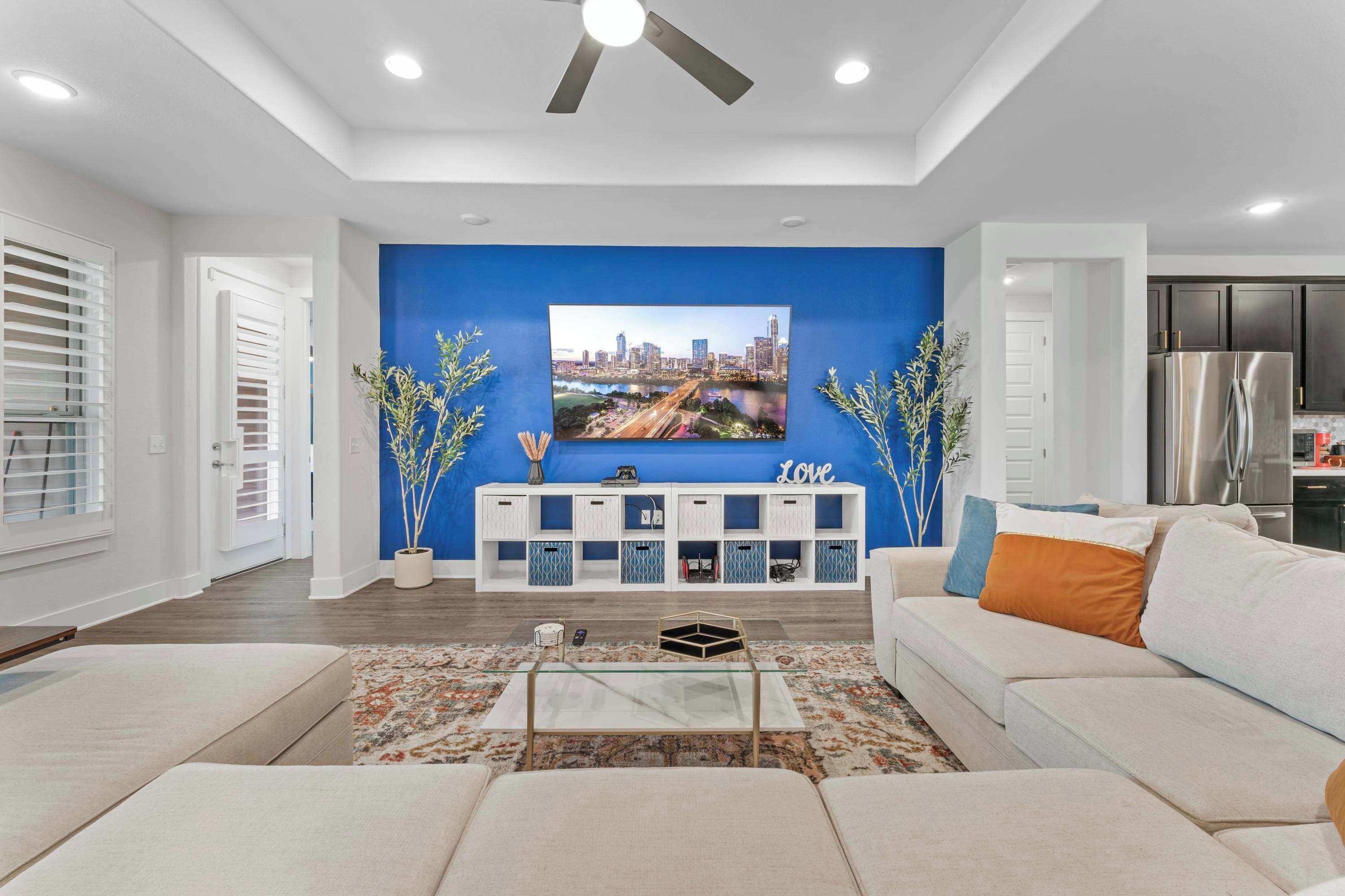 Een televisie, videogames en een kantoor