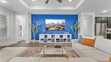 Een televisie, videogames en een kantoor