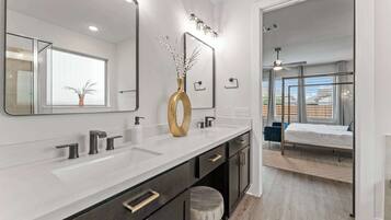 Dusj, hårføner og håndklær