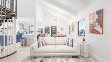 Televisio, videopelejä, työhuone