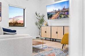 テレビ、テレビゲーム、書斎 / ワークスペース