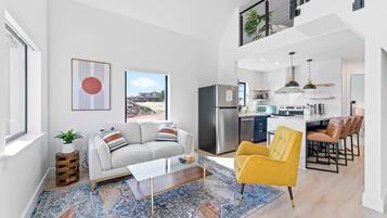 Televisio, videopelejä, työhuone