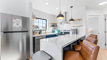 Refrigerador, microondas, horno, placa de cocina