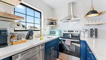 Kylskåp, mikrovågsugn, ugn och spishäll