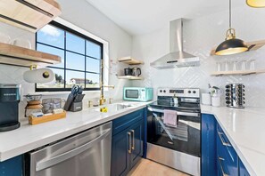 Fridge, microwave, oven, stovetop - *NEW* Luxe Chic Tiny Home | Near GrandCanyon S Rim (Williams)