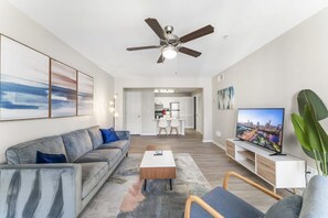 TV, offices - Ideal 2BR King Suite w Gym close to Downtown (Austin)