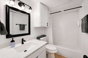 Ducha, secador de pelo, toallas y champú
