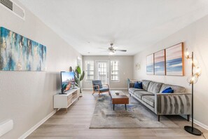 Een televisie en een kantoor