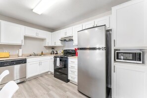 Een koelkast, een magnetron, een oven, een kookplaat