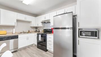 Geladeira, micro-ondas, fogão, cooktop