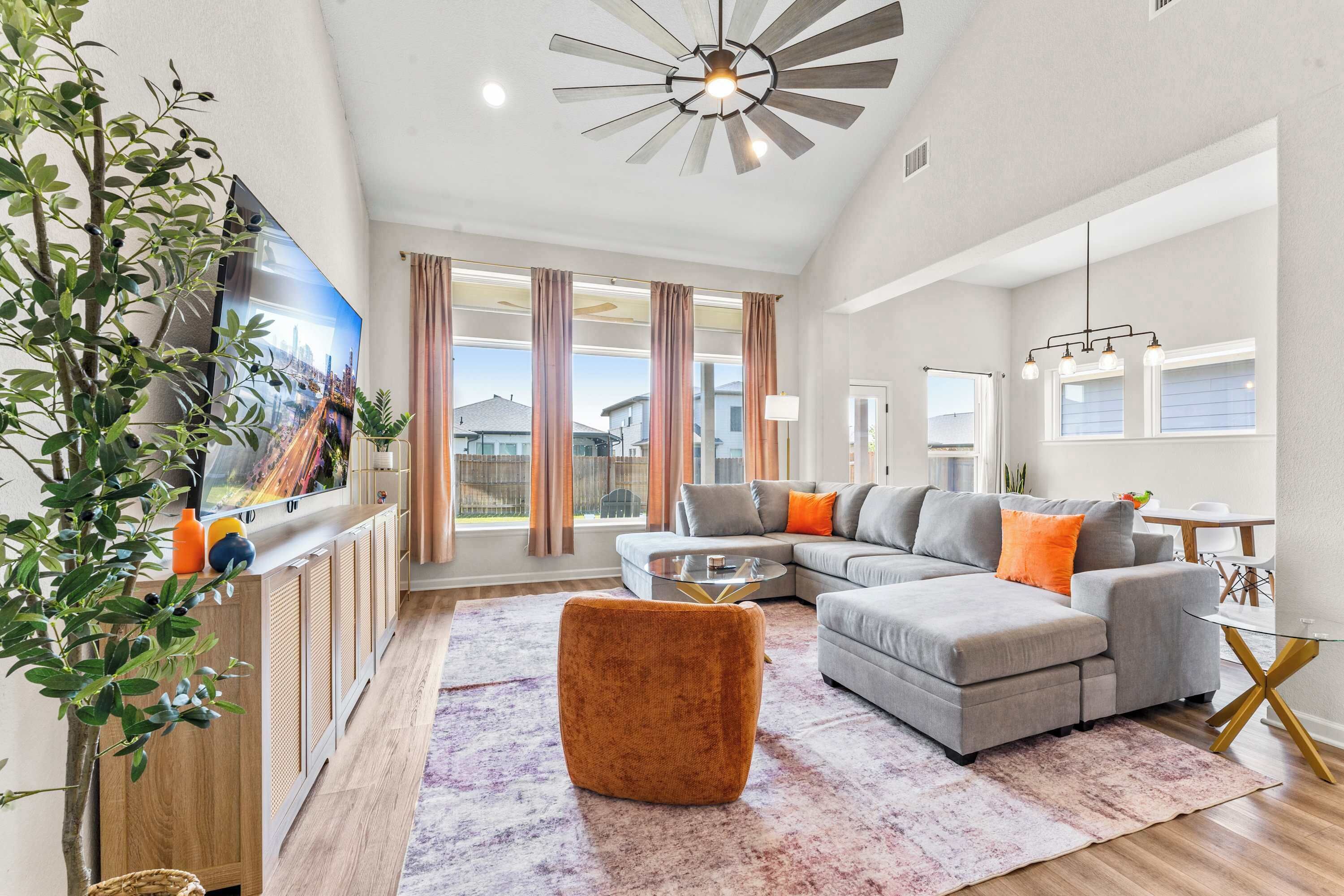 Fernseher, Videospiele, Tischfußball, Arbeitsbereiche