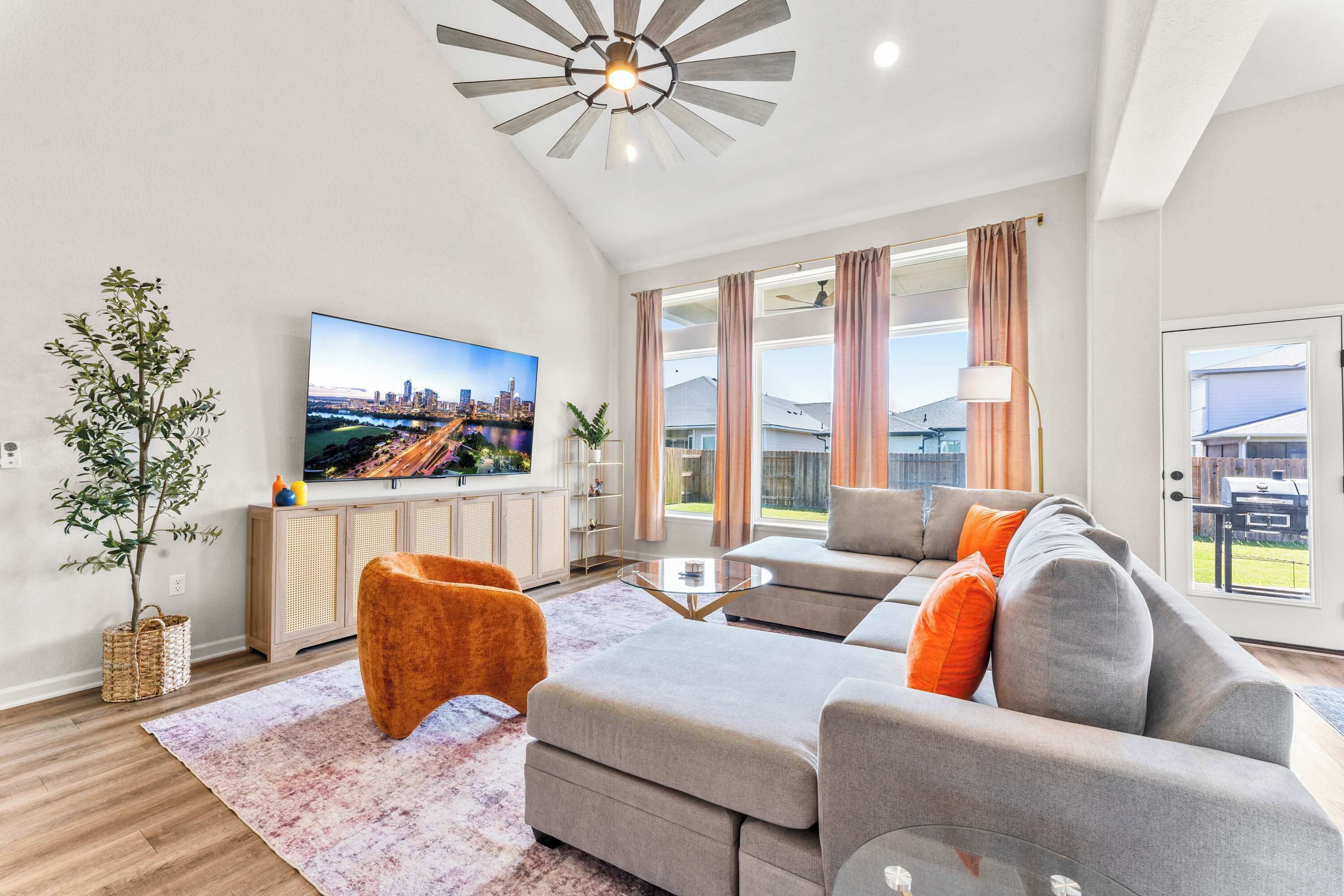 Televisión, videojuegos, futbolito, oficina