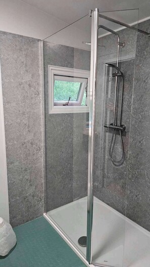 Cabaña | Baño | Ducha y toallas